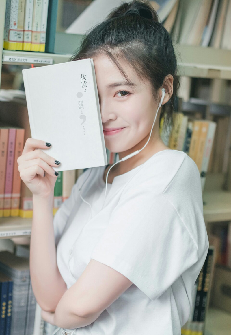 “绑了！”刘璝目光复杂的看了一眼怒吼连连的张任一眼，早有几名战士上前，片刻后，便将张任五花大绑起来。